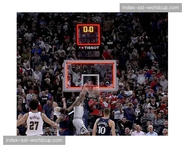 瞬间聚焦：终场哨响，为克莱蒙打入绝平球的老将莫莱兴奋落泪